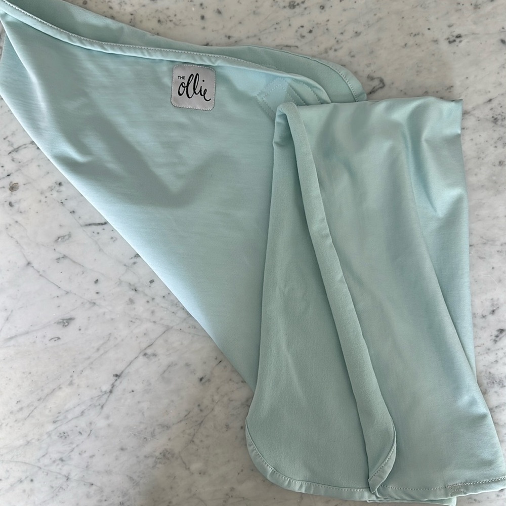 OLLIE WRAP SWADDLE IN BLUE ONLY USED A FEW WEEKS